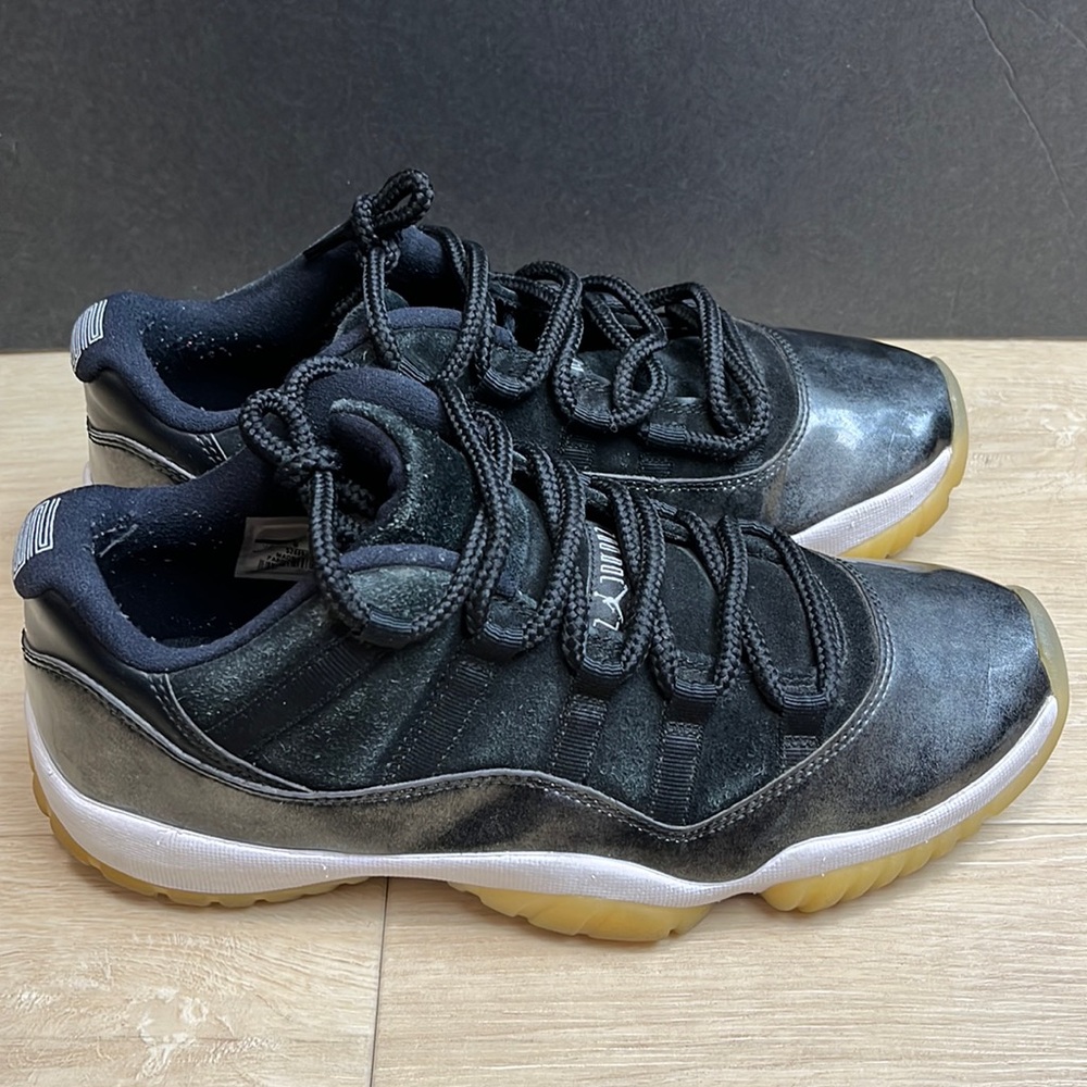 Nike Air Jordan mens 11 Retro Low, size 9